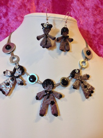 collier bonhommes pâte fimo poudrée reflets taupe ,mauve,gris 30 euros+ boucles 13 euros